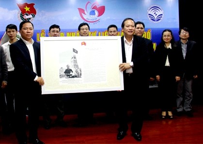 Ho Chi Minh Communist Youth Union receives maps on Hoang Sa and Truong Sa - ảnh 1